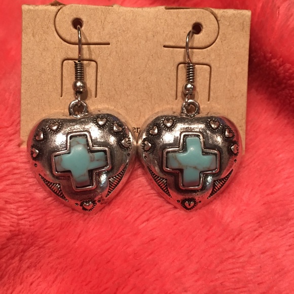🆕Cute western heart earrings w/Cross NWT - Picture 1 of 5